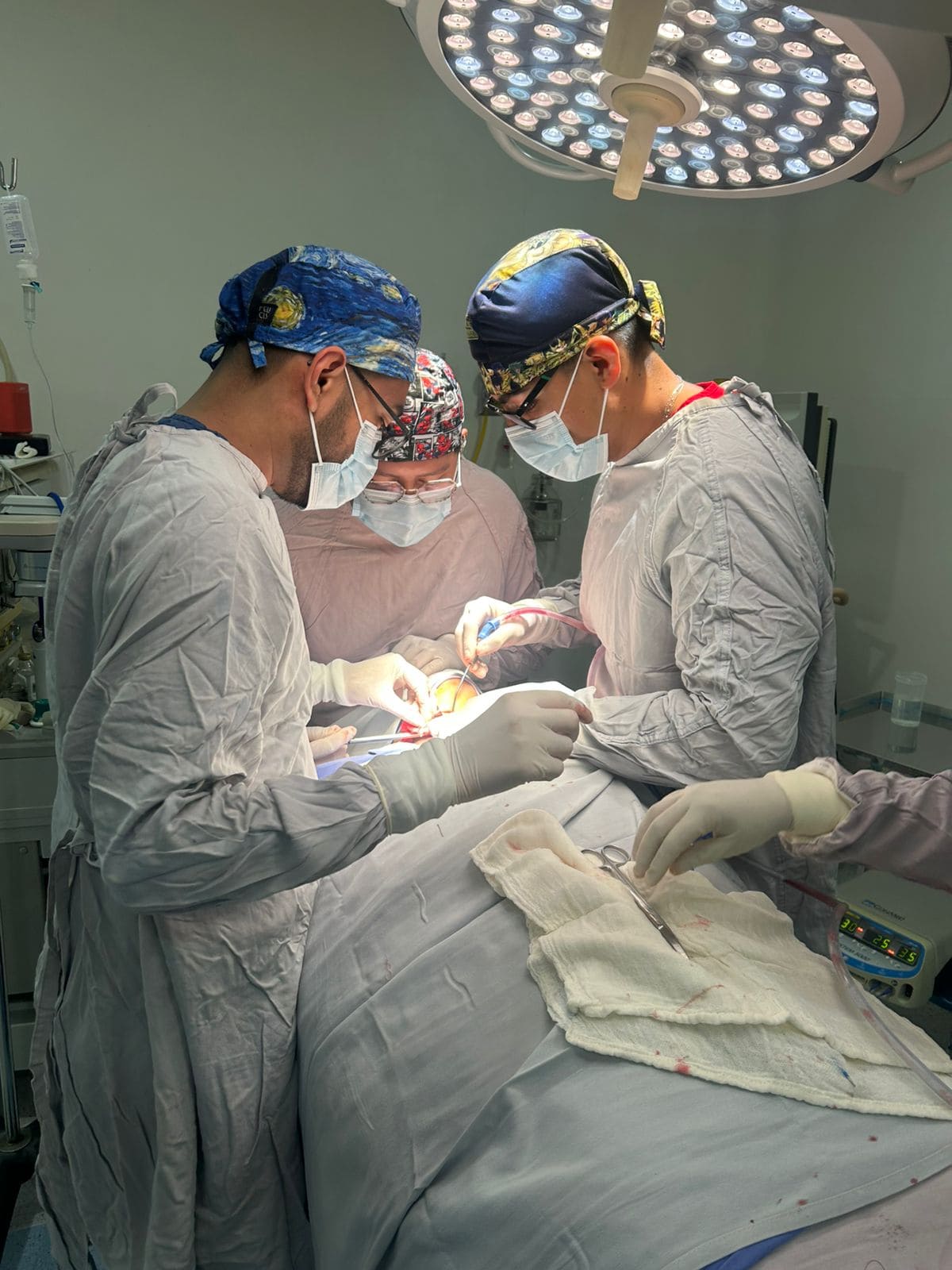 Dr. Jesús Christhoper Flores Rivera, oncólogo y cirujano oncológico en consultorio