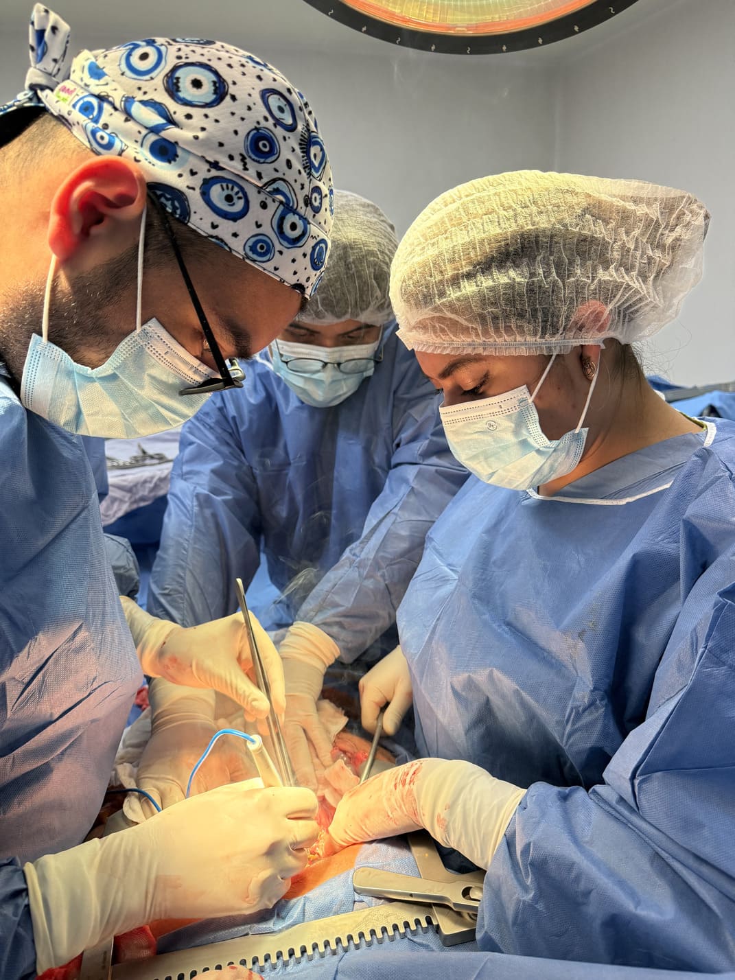 Médico explicando dudas a paciente oncológico
